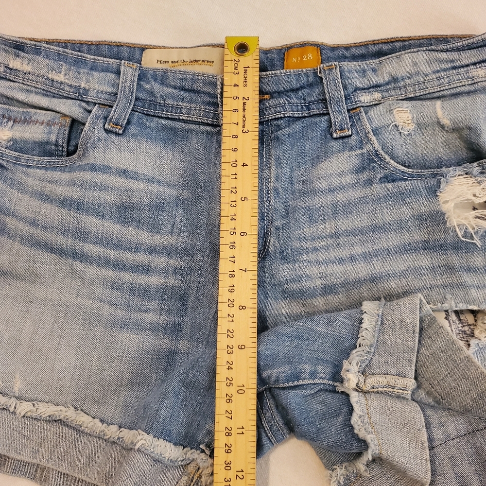 PILCRO | ANTHROPOLOGIE Boyfriend Lightwash Distressed Fringe Jean Shorts Size 25 - Picture 7 of 11